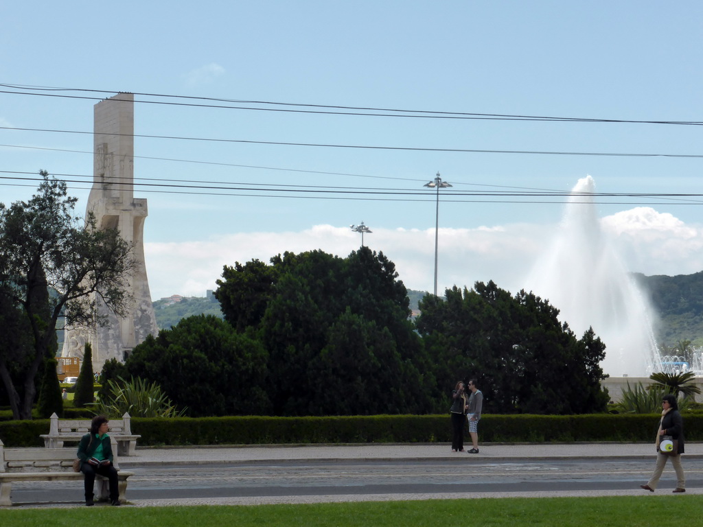 Fountain at the Jardim da Praça do Império garden and the Padrão dos Descobrimentos monument