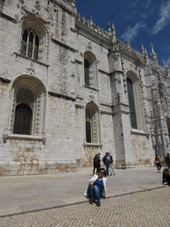 Miaomiao in front of the Jerónimos Monastery