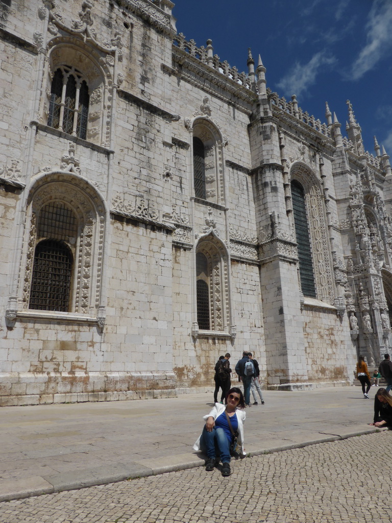Miaomiao in front of the Jerónimos Monastery