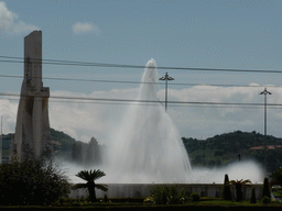 Fountain at the Jardim da Praça do Império garden and the Padrão dos Descobrimentos monument