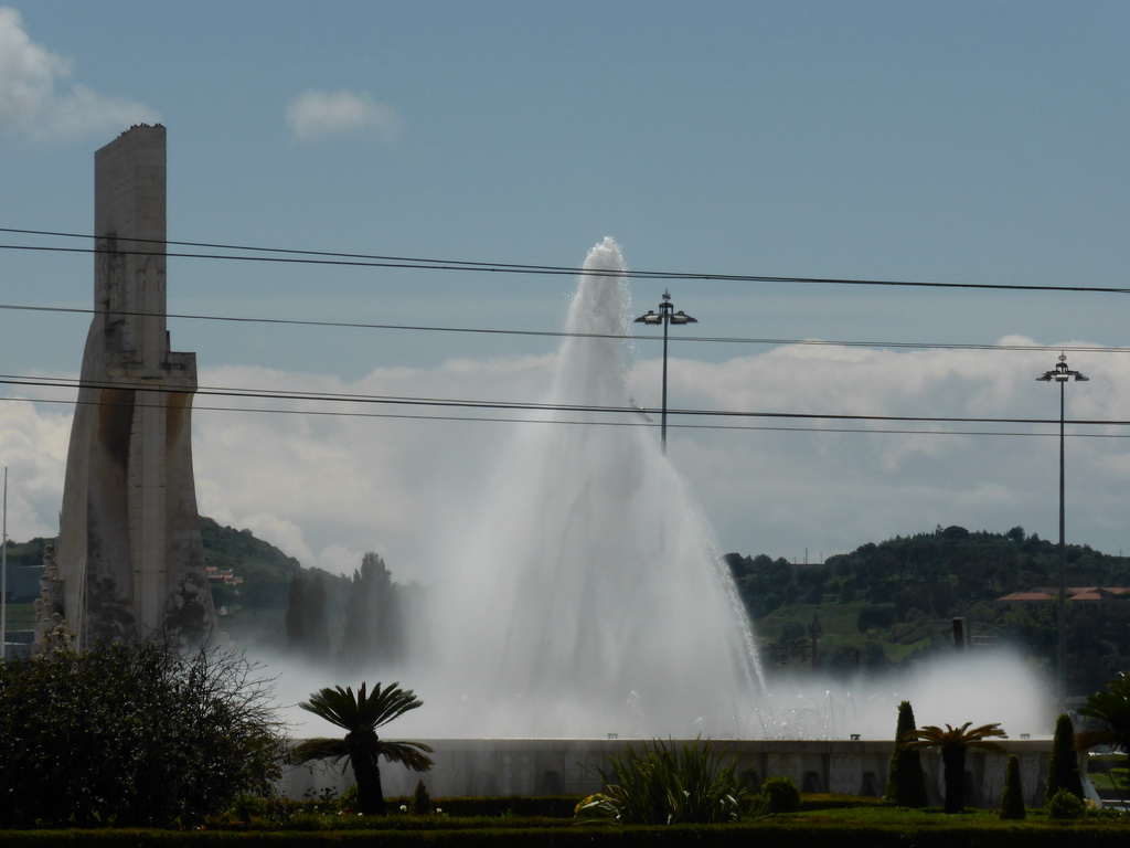 Fountain at the Jardim da Praça do Império garden and the Padrão dos Descobrimentos monument