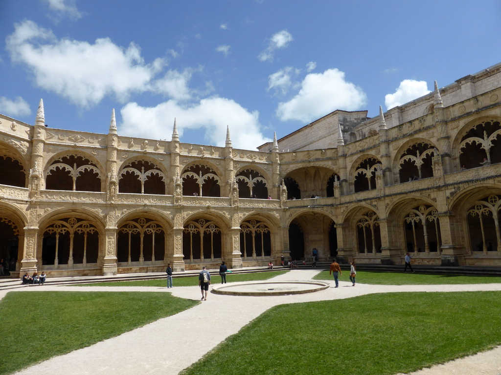 Central square of the Cloister at the Jerónimos Monastery