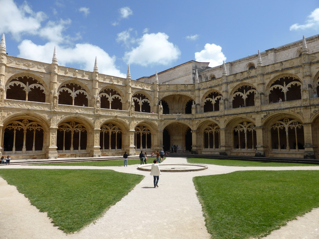 Miaomiao at the central square of the Cloister at the Jerónimos Monastery