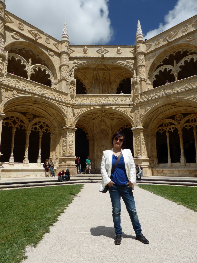 Miaomiao at the central square of the Cloister at the Jerónimos Monastery