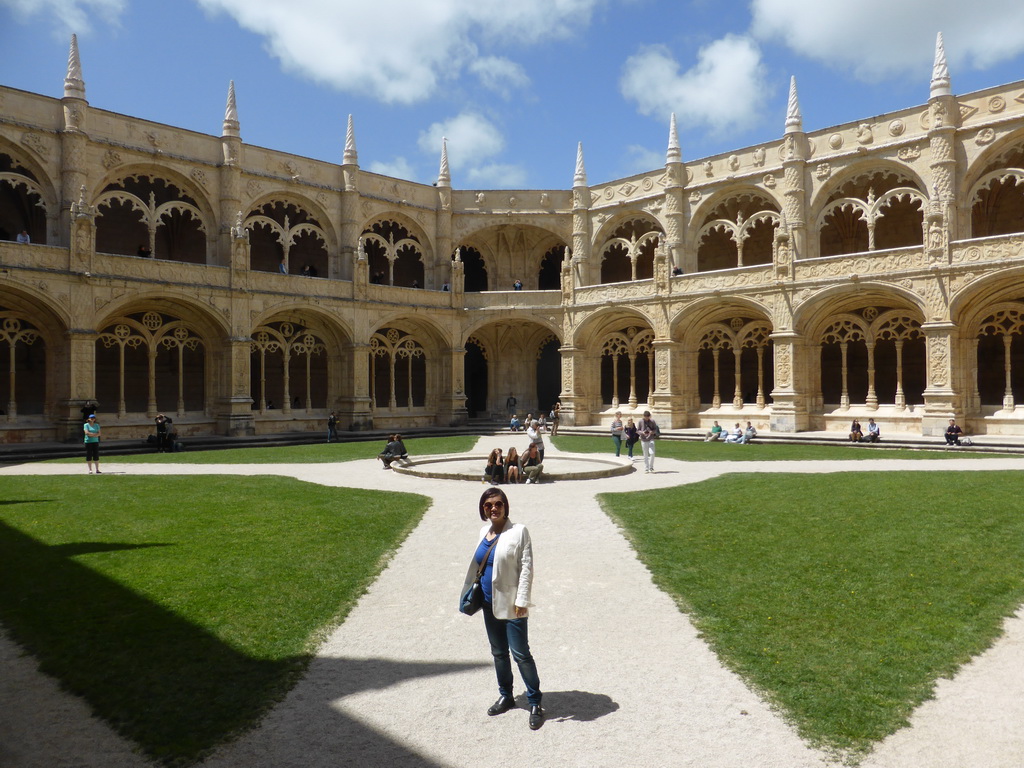 Miaomiao at the central square of the Cloister at the Jerónimos Monastery