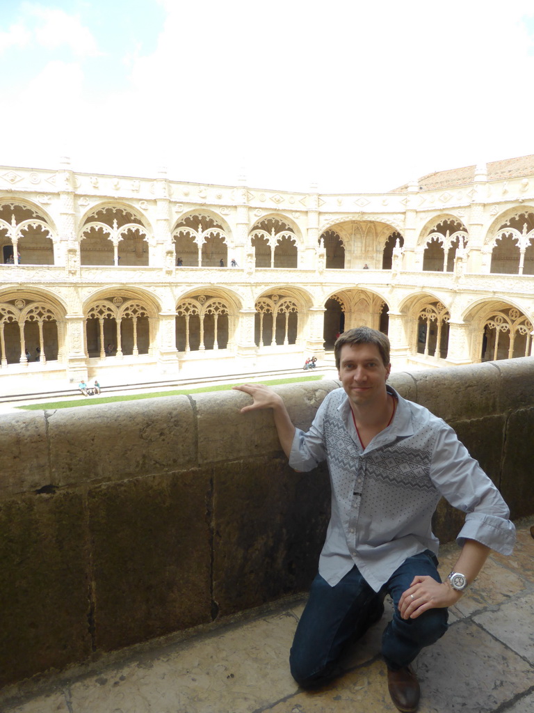 Tim at the upper floor of the Cloister at the Jerónimos Monastery, with a view on the central square