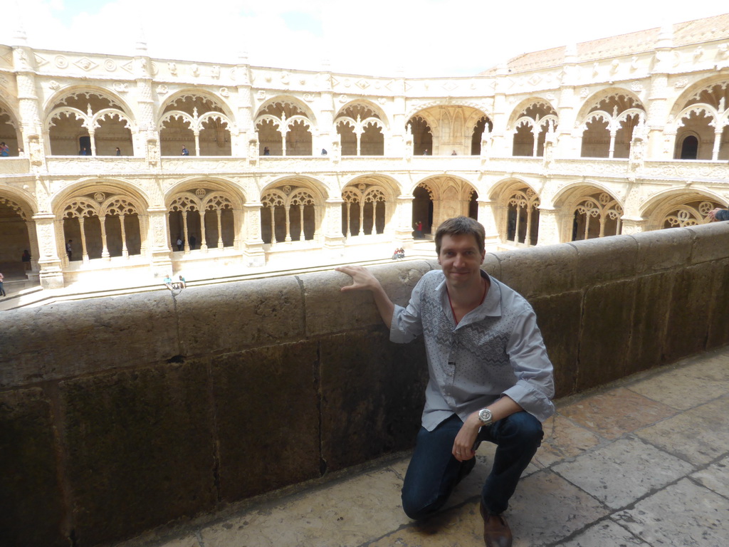 Tim at the upper floor of the Cloister at the Jerónimos Monastery, with a view on the central square