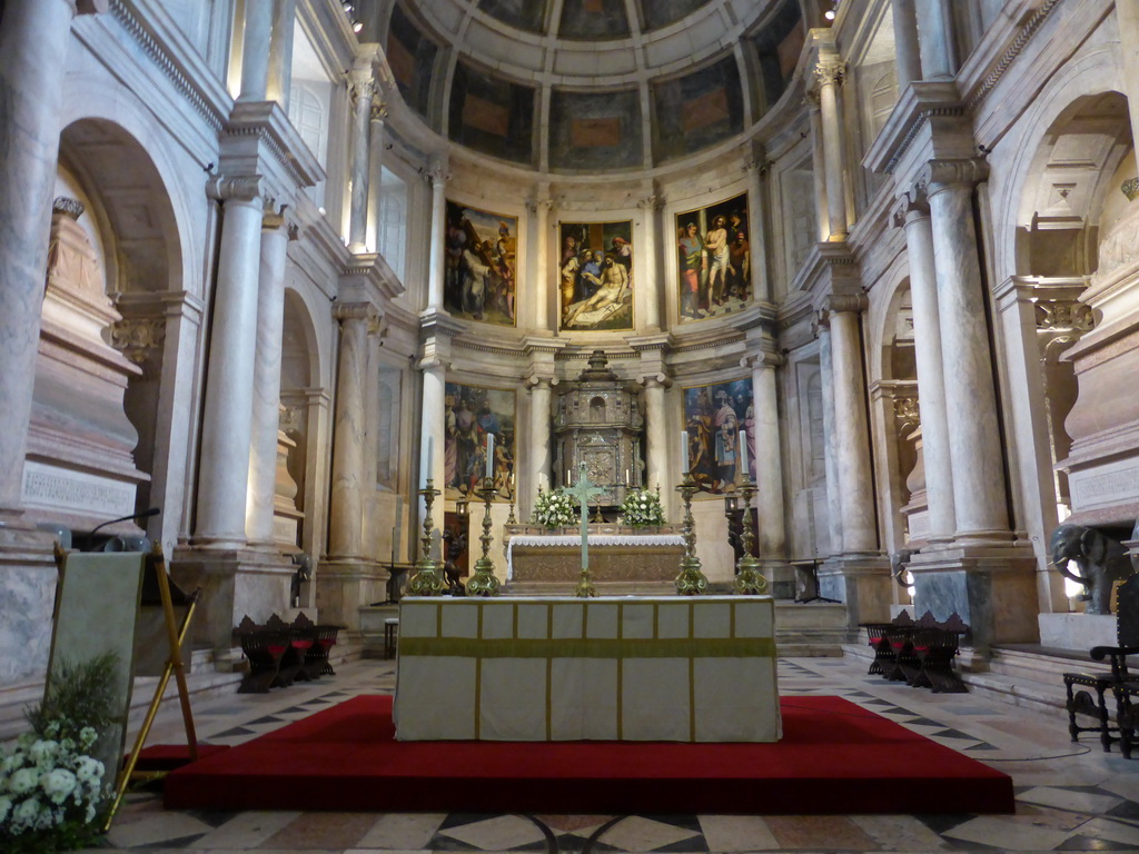 Apse, altar and royal tombs at the Church of Santa Maria at the Jerónimos Monastery