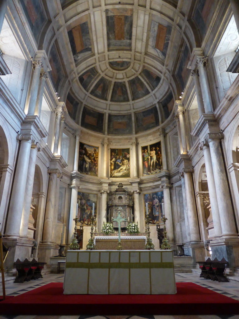 Apse, altar and royal tombs at the Church of Santa Maria at the Jerónimos Monastery