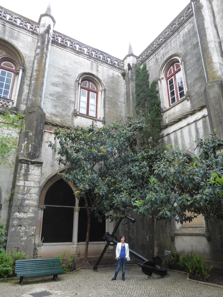 Miaomiao with an anchor in front of the Maritime Museum at the Jerónimos Monastery