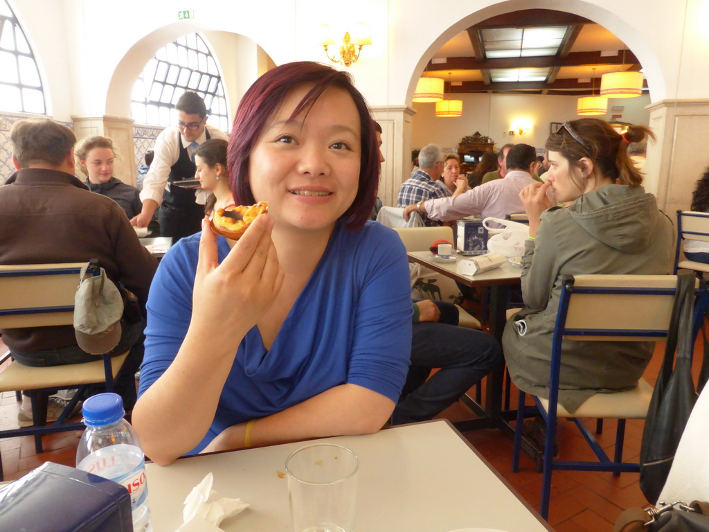 Miaomiao with pastry at the Pastéis de Belém restaurant at the Rua Belém street