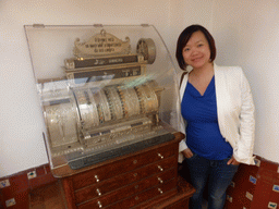 Miaomiao with an old cash register at the Pastéis de Belém restaurant at the Rua Belém street