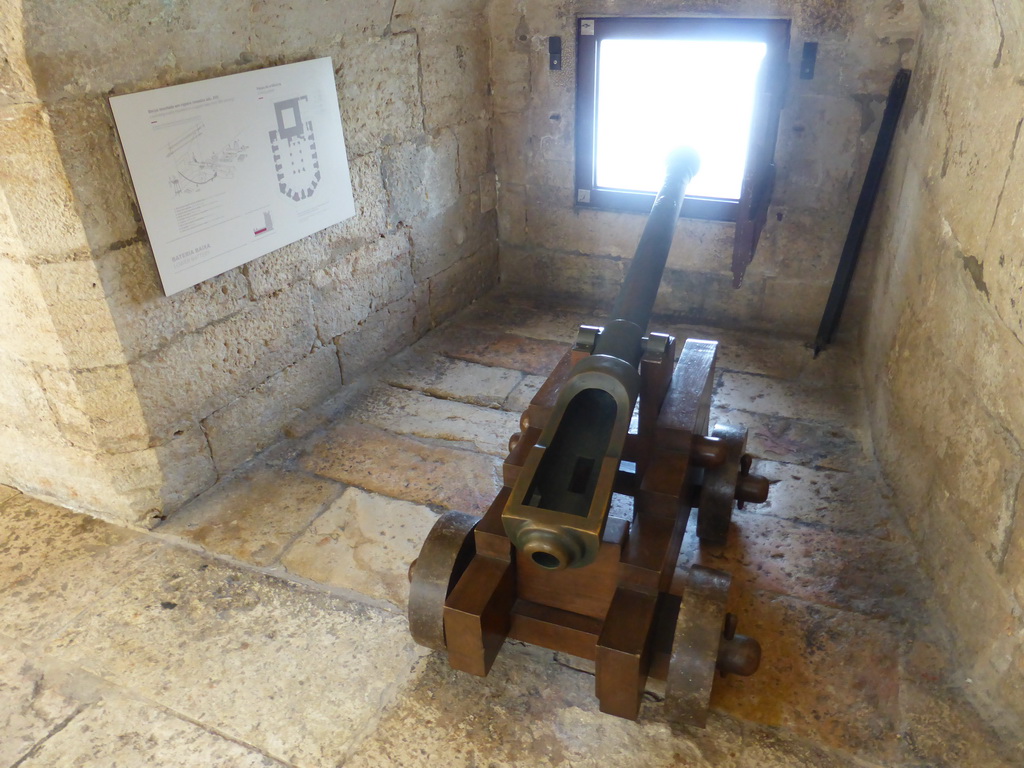 Cannon in the basement of the Torre de Belém tower