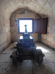 Cannon in the basement of the Torre de Belém tower