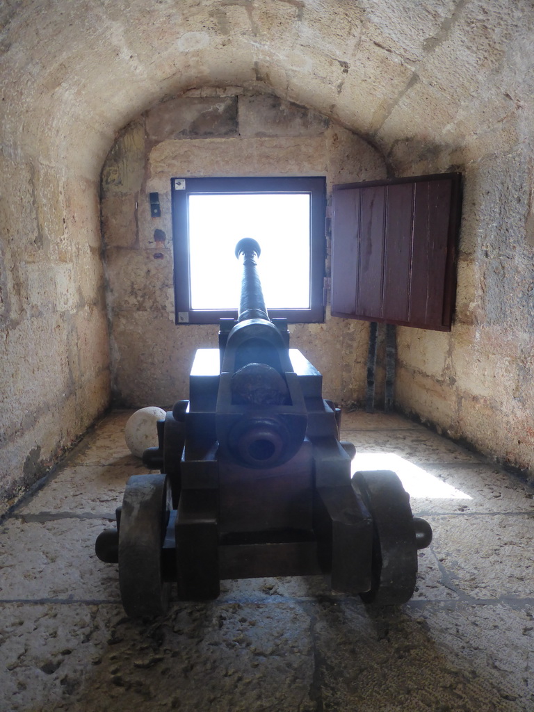 Cannon in the basement of the Torre de Belém tower