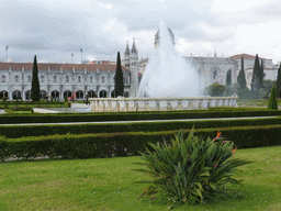 Fountain at the Jardim da Praça do Império garden and the Jerónimos Monastery