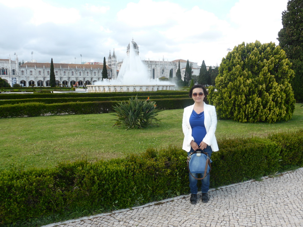 Miaomiao in front of the fountain at the Jardim da Praça do Império garden and the Jerónimos Monastery