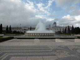 Fountain at the Jardim da Praça do Império garden and the Jerónimos Monastery