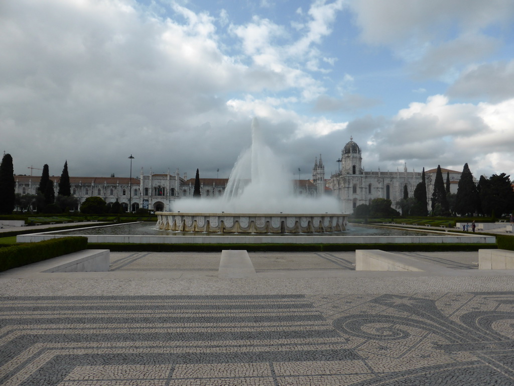 Fountain at the Jardim da Praça do Império garden and the Jerónimos Monastery