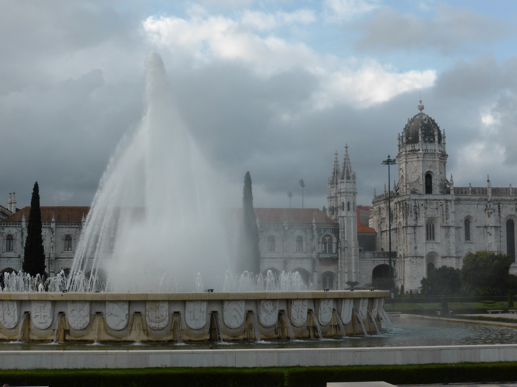 Fountain at the Jardim da Praça do Império garden and the Jerónimos Monastery