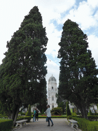 Miaomiao at the Jardim da Praça do Império garden and a tower of the Jerónimos Monastery