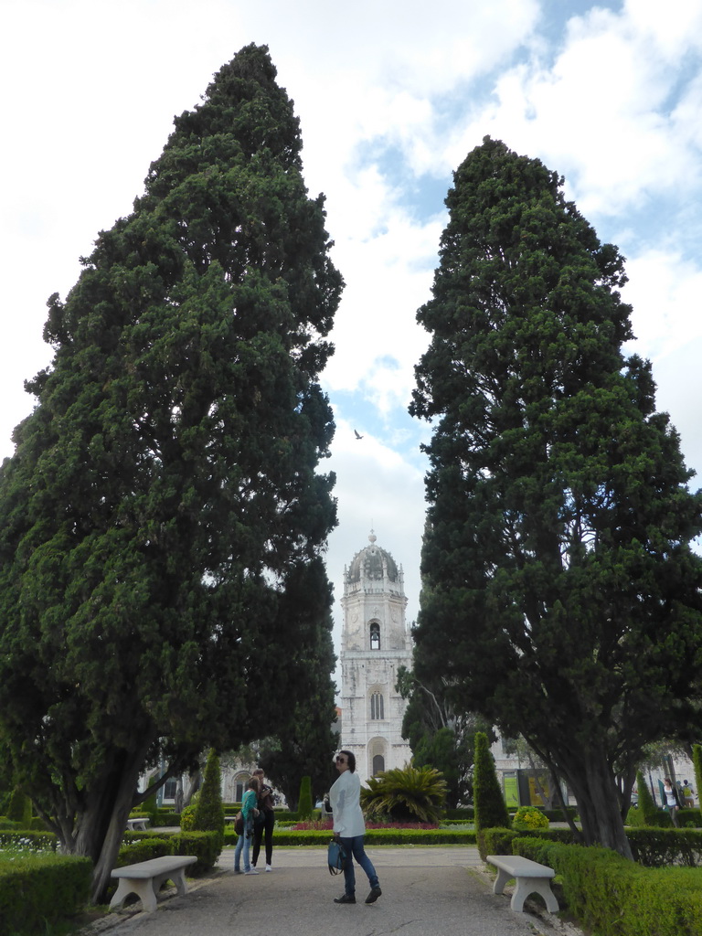 Miaomiao at the Jardim da Praça do Império garden and a tower of the Jerónimos Monastery