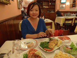 Miaomiao having dinner at the Restaurante O Carteiro at the Rua Santa Marta street