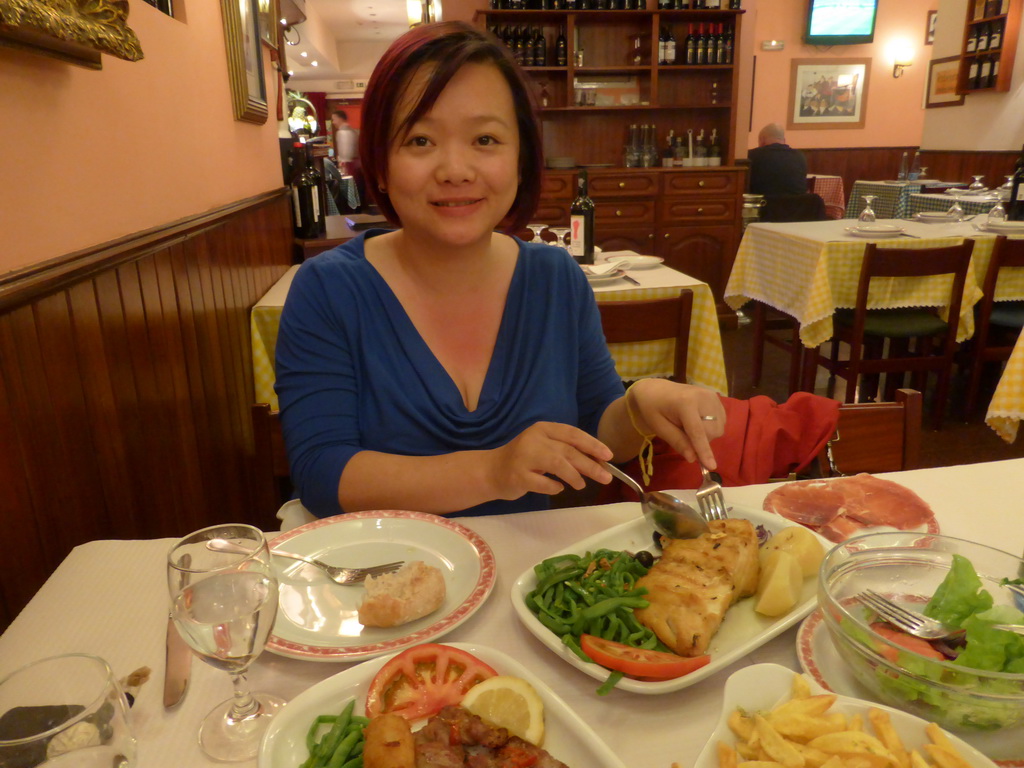 Miaomiao having dinner at the Restaurante O Carteiro at the Rua Santa Marta street