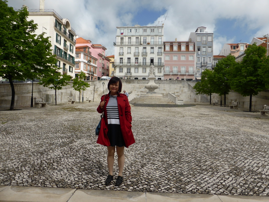 Miaomiao in front of the Chafariz das Janelas Verdes fountain at the Rua Janelas Verdes street