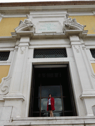 Miaomiao in front of the main entrance to the Museu Nacional de Arte Antiga museum at the Jardim 9 de Abril garden