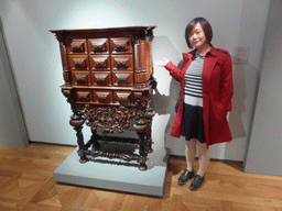 Miaomiao with a closet at the first floor of the Museu Nacional de Arte Antiga museum