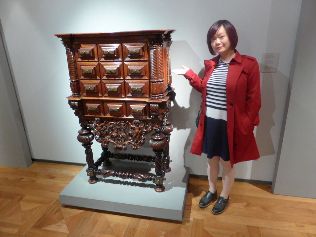 Miaomiao with a closet at the first floor of the Museu Nacional de Arte Antiga museum