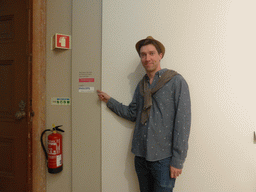 Tim with a Philips logo at the first floor of the Museu Nacional de Arte Antiga museum