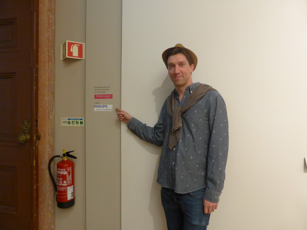 Tim with a Philips logo at the first floor of the Museu Nacional de Arte Antiga museum