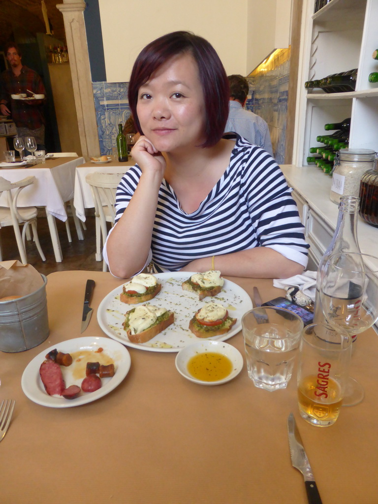 Miaomiao having lunch at the Restaurante Picanha at the Rua Janeles Verdes street