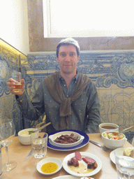 Tim with Sagres beer at the Restaurante Picanha at the Rua Janeles Verdes street