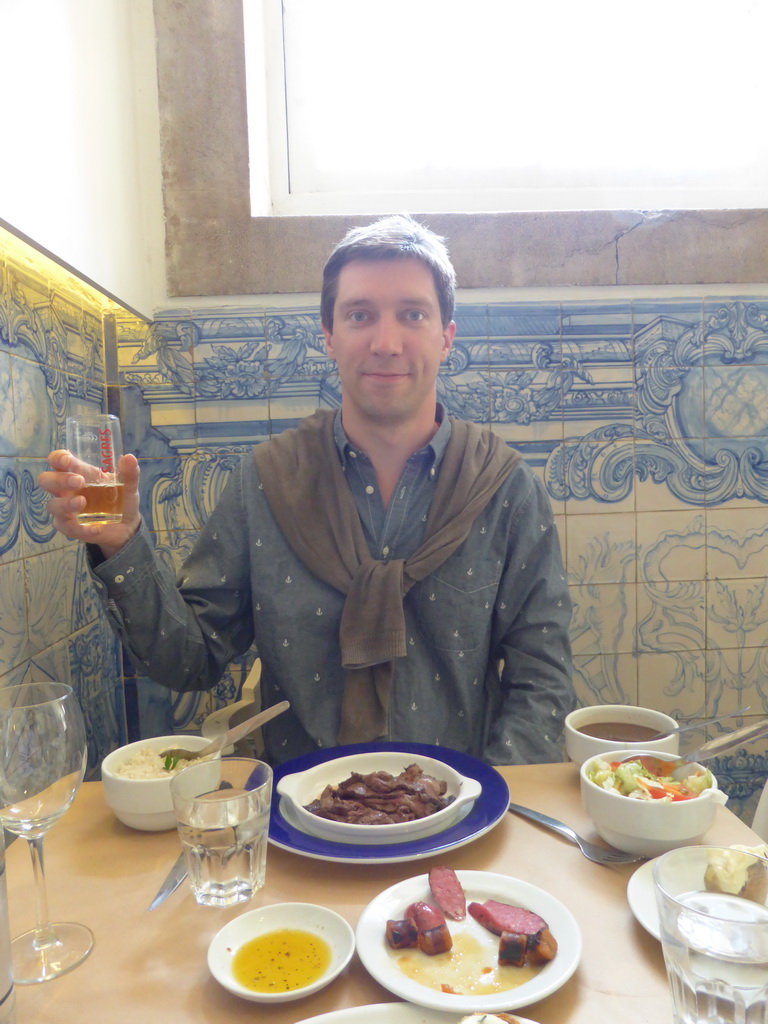 Tim with Sagres beer at the Restaurante Picanha at the Rua Janeles Verdes street