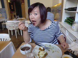 Miaomiao having lunch at the Restaurante Picanha at the Rua Janeles Verdes street