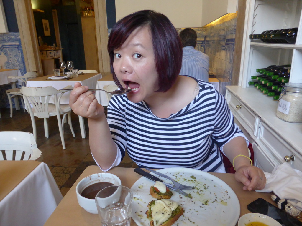 Miaomiao having lunch at the Restaurante Picanha at the Rua Janeles Verdes street