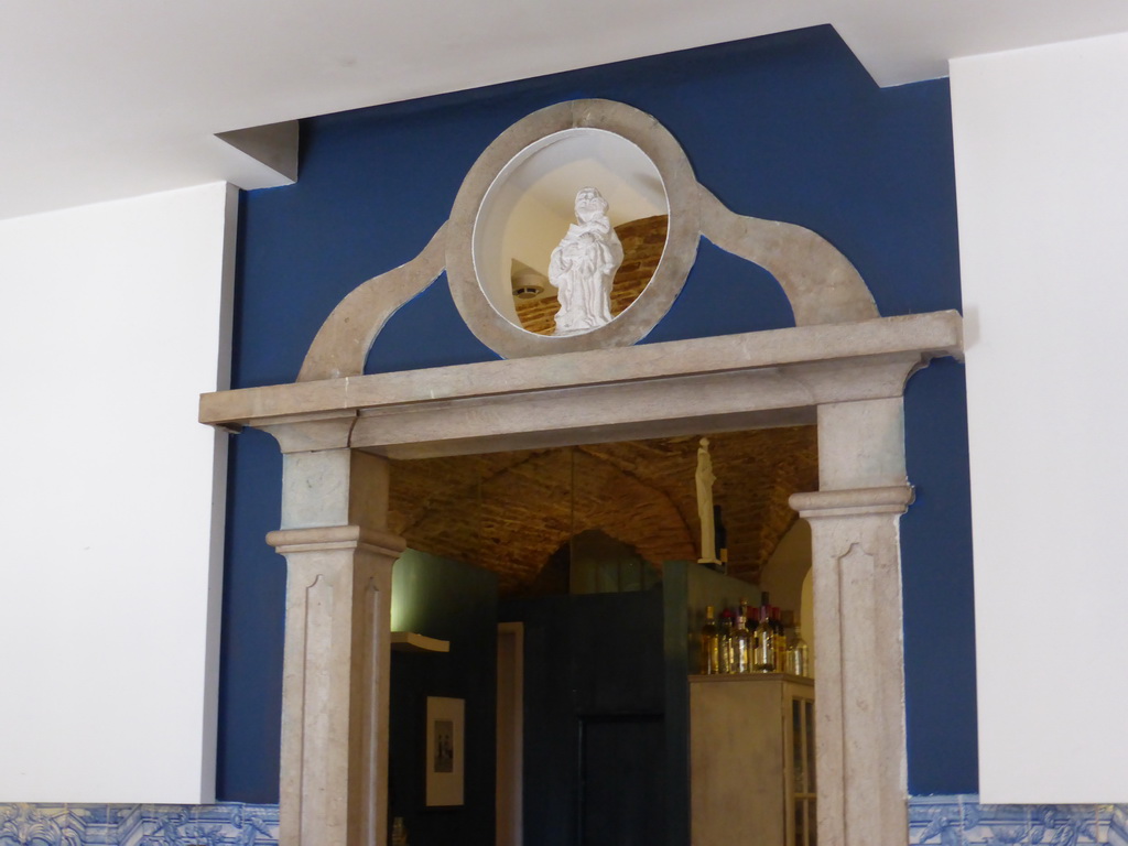Statue above a door at the Restaurante Picanha at the Rua Janeles Verdes street
