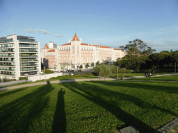 The Avenida Sidónio Pais avenue, viewed from the Jardim Amália Rodrigues garden