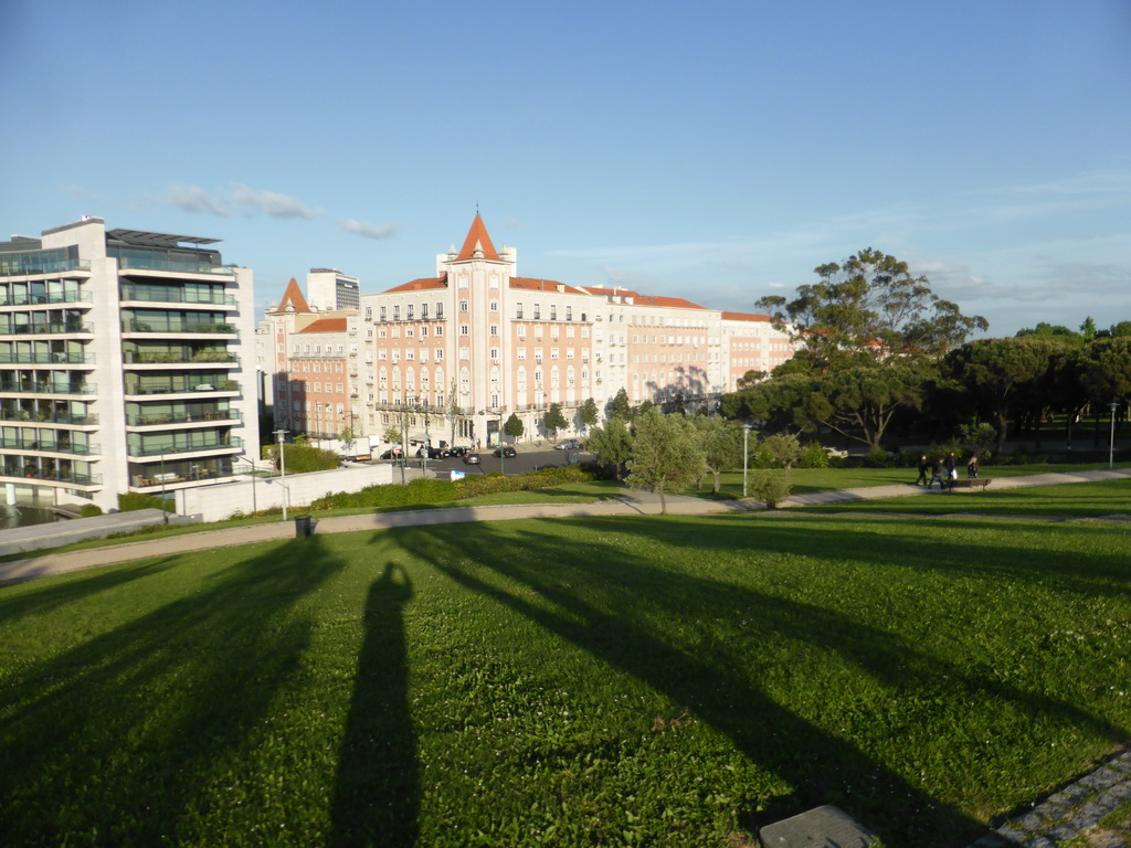The Avenida Sidónio Pais avenue, viewed from the Jardim Amália Rodrigues garden