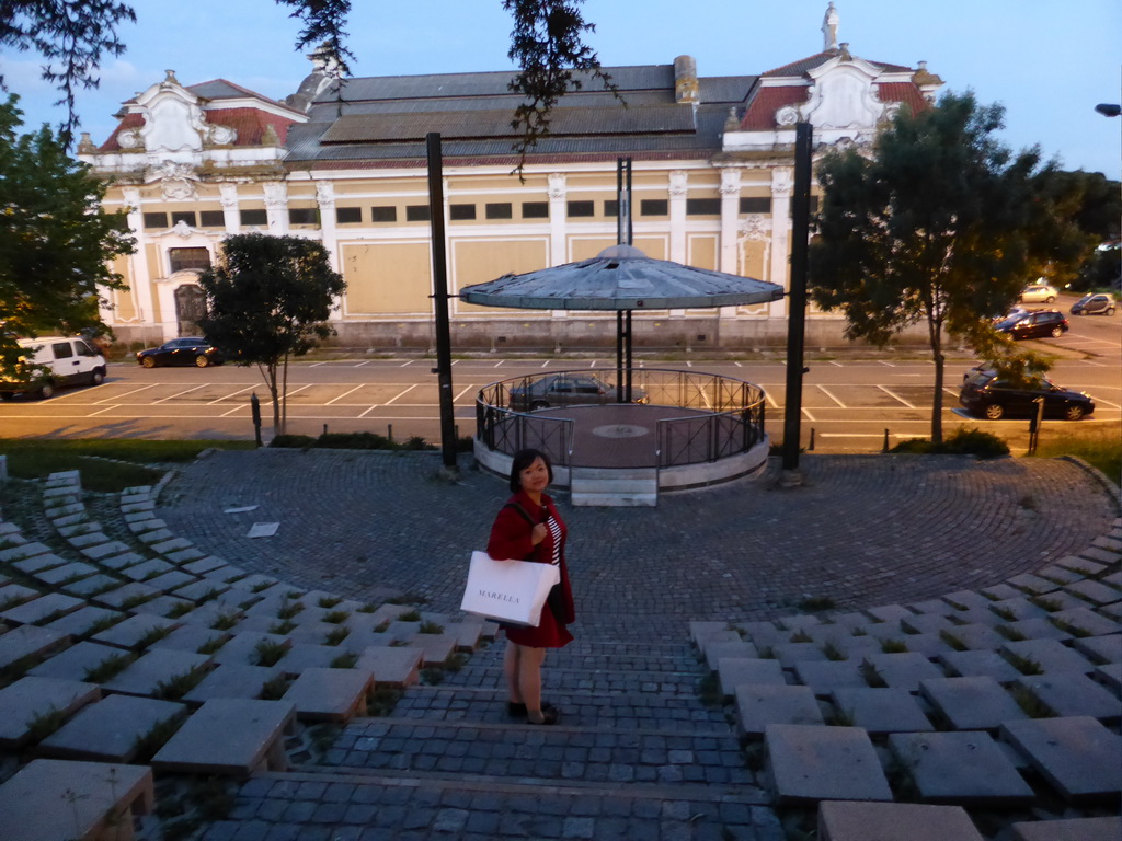 Miaomiao at a pavilion at the Parque Eduardo VII park, at sunset