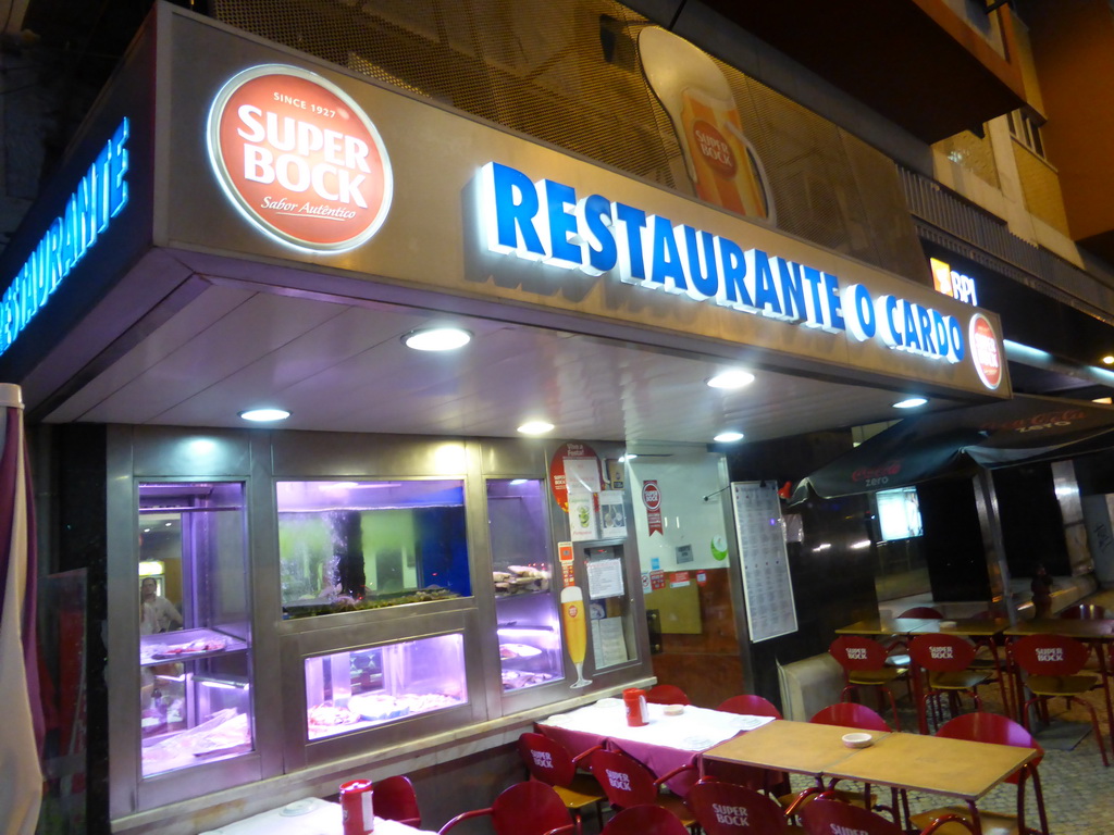 Front of the Restaurante O Cardo at the Avenida Fontes Pereira de Melo avenue, by night