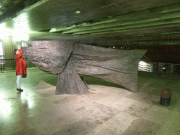 Miaomiao with a statue of a fish at the Oriente metro station