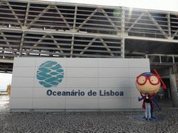 Miaomiao with the mascot Vasco in front of the Lisbon Oceanarium at the Parque das Nações park