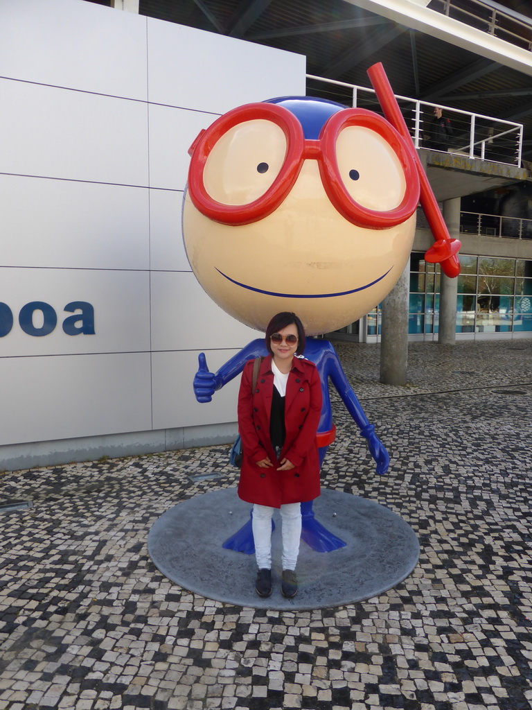 Miaomiao with the mascot Vasco in front of the Lisbon Oceanarium at the Parque das Nações park