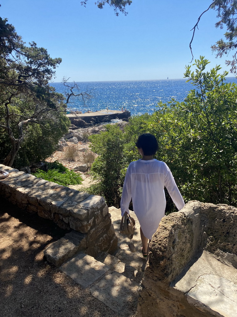 Miaomiao at the staircase to the Lokrum Main Beach