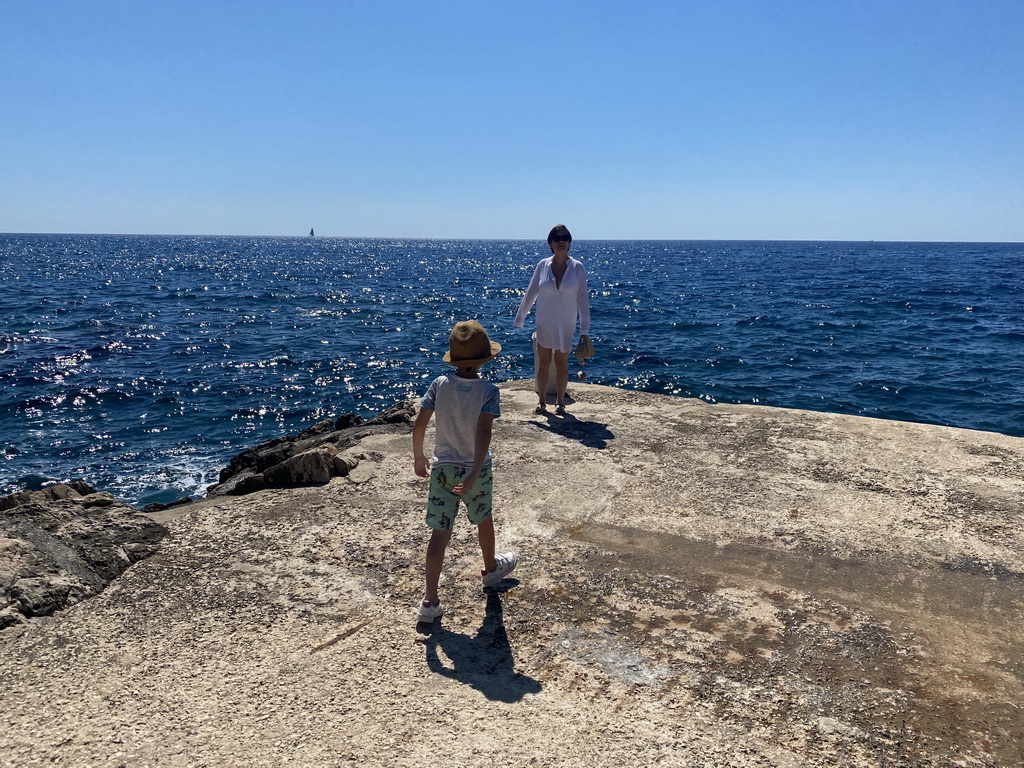 Miaomiao and Max at a platform at the Lokrum Main Beach