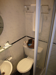 london_1_042 - 153 kb - 768x1024 - My bathroom in the Royal Eagle Hotel My bathroom in the Royal Eagle Hotel